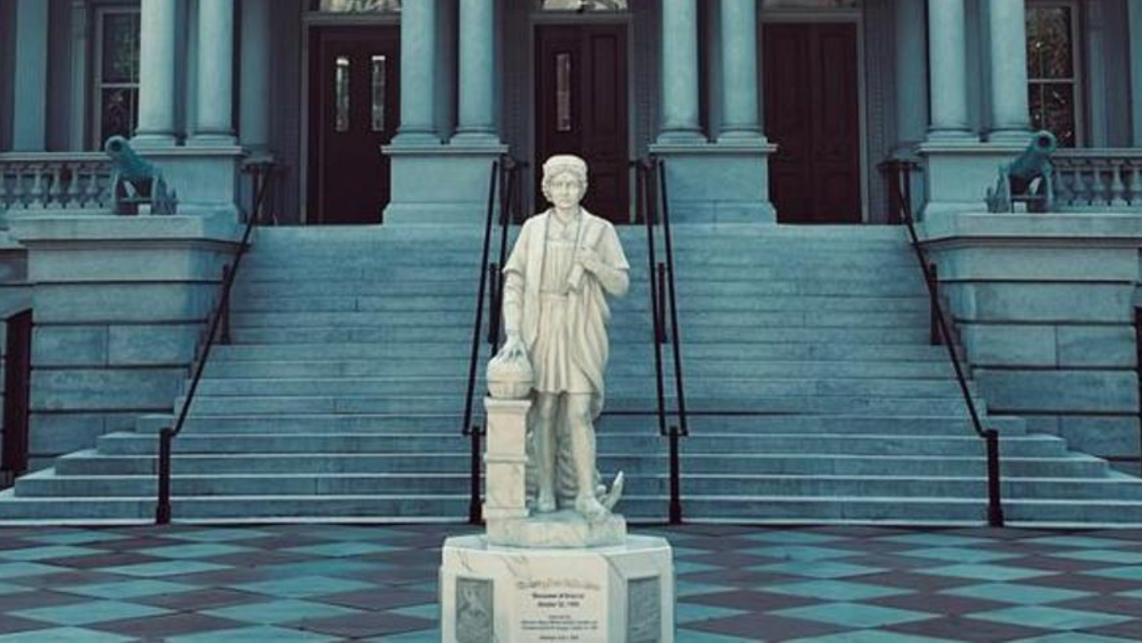 Cruzada antiwoke: La estatua de Cristóbal Colón regresa a la Casa Blanca 